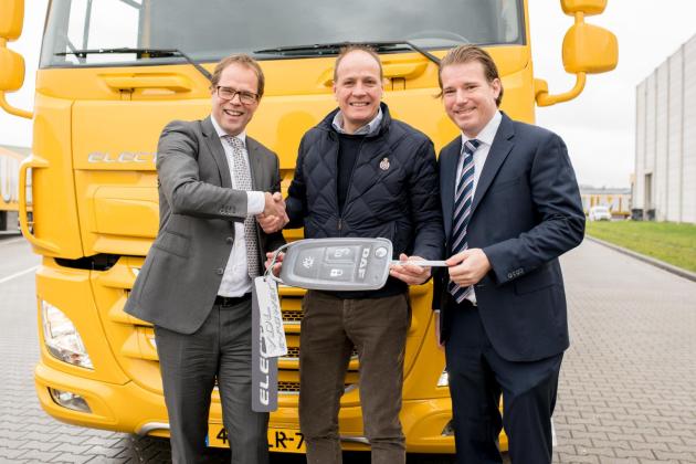 VDL and DAF deliver first electric truck to Jumbo